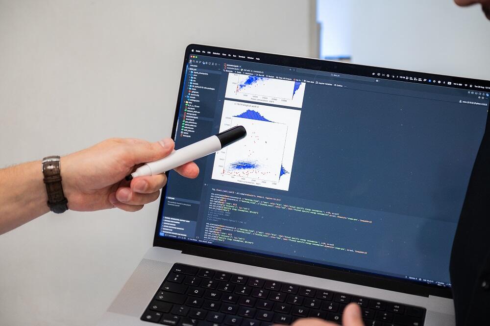 Экран ноутбука с цифровой моделью