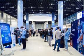 Студенты на ярмарке вакансий