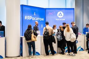 Студенты на ярмарке вакансий