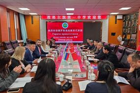 Делегация НИТУ МИСИС в средней школы № 1 городского округа Ордос