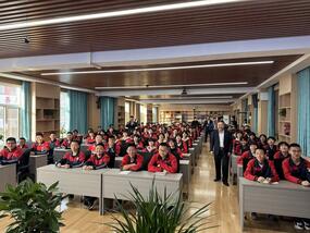 Делегация НИТУ МИСИС в средней школы № 1 городского округа Ордос