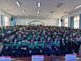 Делегация НИТУ МИСИС в средней школы № 1 городского округа Ордос
