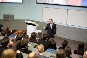 Алексей Лихачев читает лекцию студентам