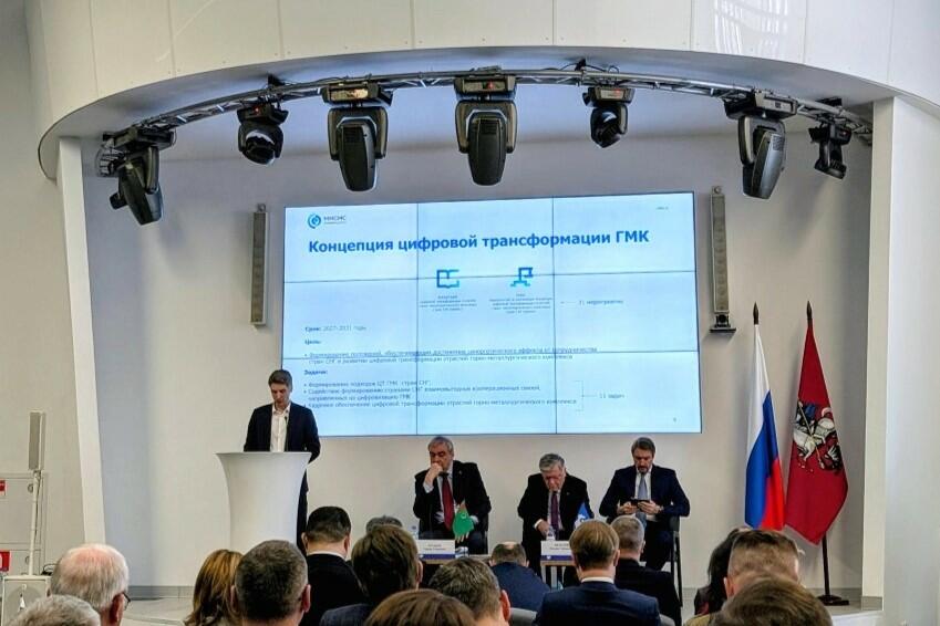 Дмитрий Васильев на заседании