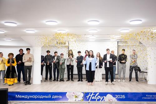 Участники праздника Навруз в НИТУ МИСИС стоят на сцене