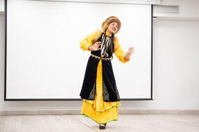 Девушка танцует в национальном башкирском костюме