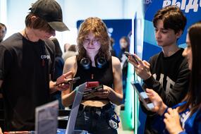 Студенты на весенней Ярмарке вакансий