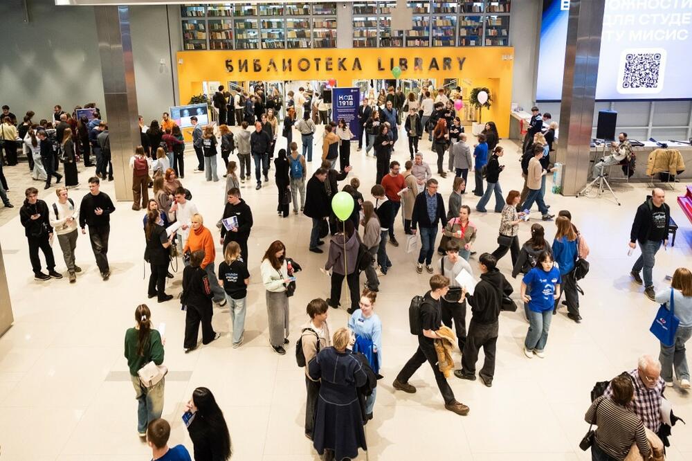 Общий вид сверху на холл Б корпуса НИТУ МИСИС в День открытых дверей