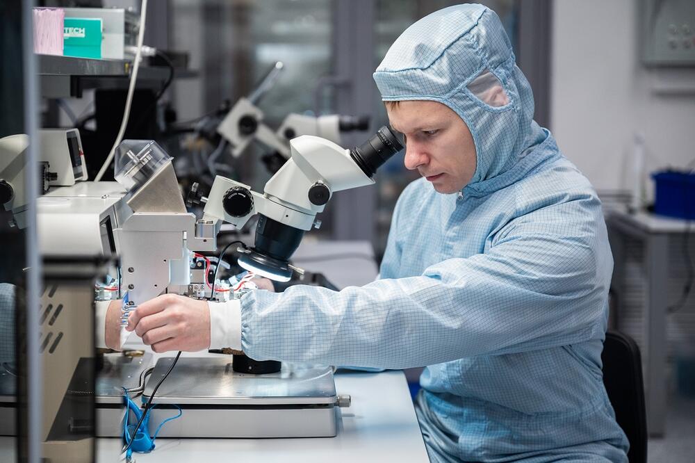 Андрей Ломакин за работой в лаборатории фотонных газовых сенсоров НИТУ МИСИС